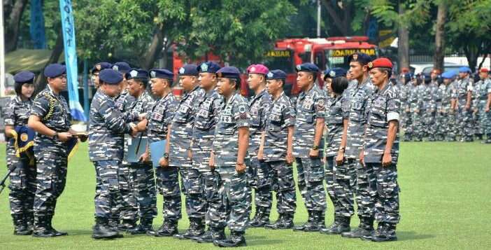 Pangarmabar Beri Penghargaan  Kepada Prajurit Koarmabar Yang Berprestasi
