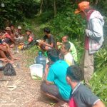 Jum’at Bersih, Babinsa dan Masyarakat Desa Cemaga Utara Goro Bersihkan Jalan Jum’at Bersih, Babinsa dan Masyarakat Desa Cemaga Utara Goro Bersihkan Jalan