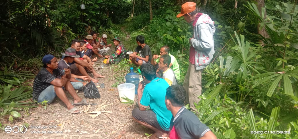 Jum’at Bersih, Babinsa dan Masyarakat Desa Cemaga Utara Goro Bersihkan Jalan Jum’at Bersih, Babinsa dan Masyarakat Desa Cemaga Utara Goro Bersihkan Jalan