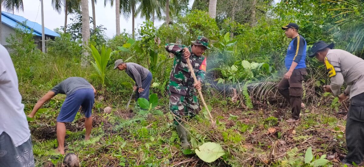Salut! Babinsa dan Babinkamtibmas ini Ikut Goro Bersama Masyarakat