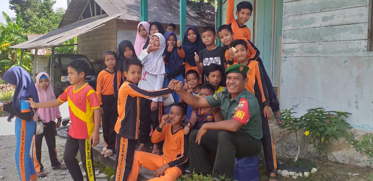 Ini Dia, Bukti Kecintaan Para Pelajar SDN 008 Batu Gajah Kepada Babinsa Ini Dia, Bukti Kecintaan Para Pelajar SDN 008 Batu Gajah Kepada Babinsa