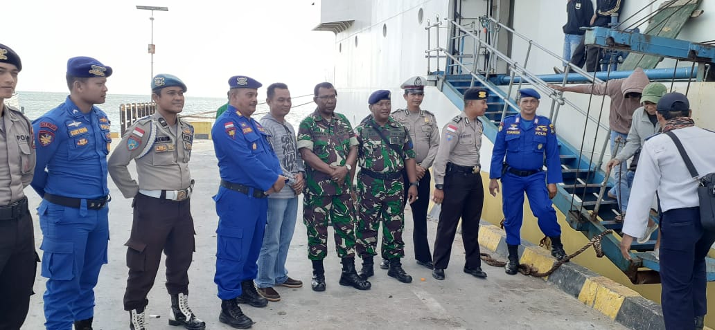 Danramil 01/Ranai dan Kapolsek Bunguran Timur, Lakukan Pengamanan Penumpang Kapal