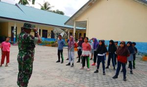 Jelang Lomba PBB, Sertu Yudi Beri Pelatihan Kepada Kepada Pelajar SD N 001 Tanjung