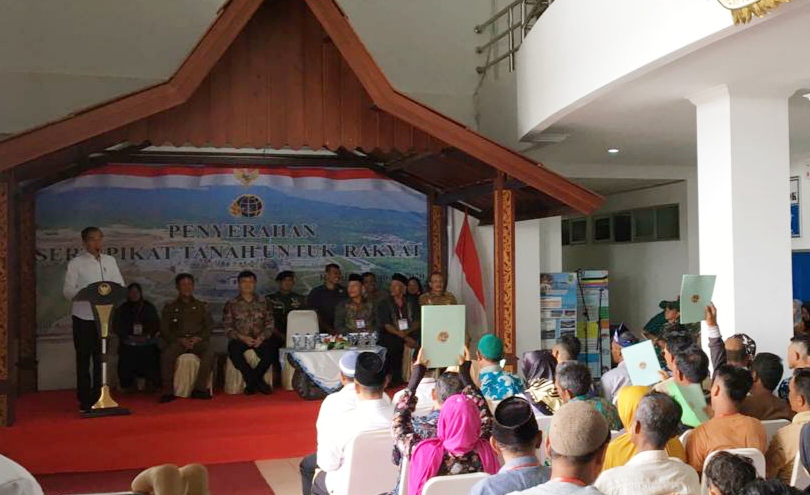 Presiden Jokowi Bagikan Sertifikat Tanah Gratis Kepada Masyarakat Natuna