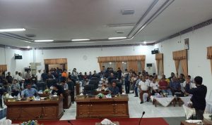 Datangi Kantor DPRD, Masyarakat Tolak Keras Karantina WNI Wuhan di Natuna Datangi Kantor DPRD, Masyarakat Tolak Keras Karantina WNI Wuhan di Natuna