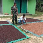 Serka Rapius Ingatkan Warga Binaannya, Utamakan Keselamatan Saat Memanjat Pohon Cengkeh Serka Rapius Ingatkan Warga Binaannya, Utamakan Keselamatan Saat Memanjat Pohon Cengkeh
