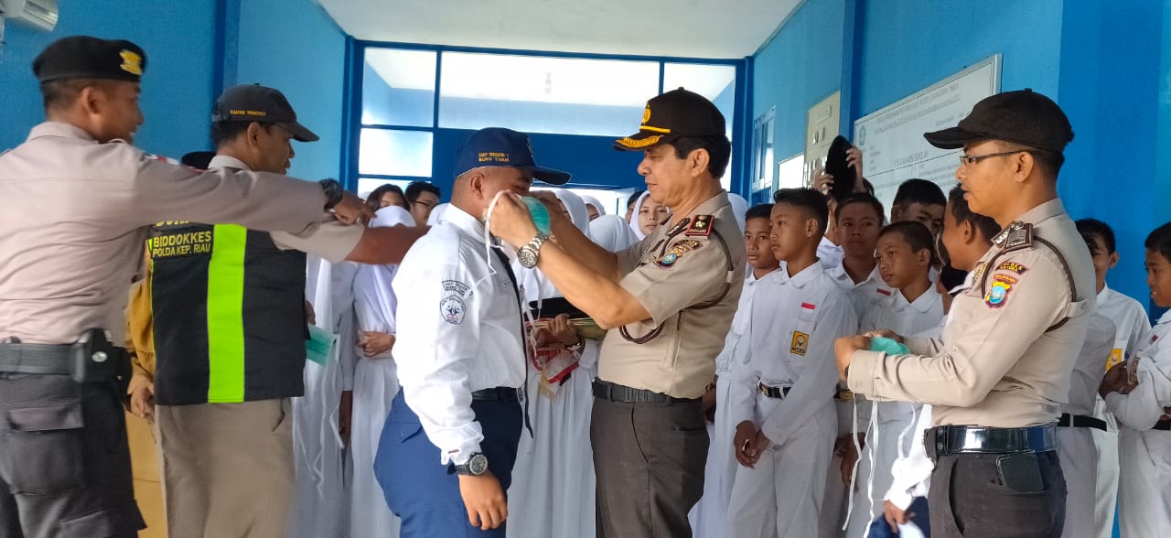 Polsek Bungtim Gelar Penyuluhan Hukum dan Pembagian Masker Kepada Pelajar SMPN 1