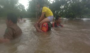 Lihat Kegigihan Babinsa ini, Saat Menyelamatkan Anak yang Terjebak Banjir Desa Sebadai Hulu!
