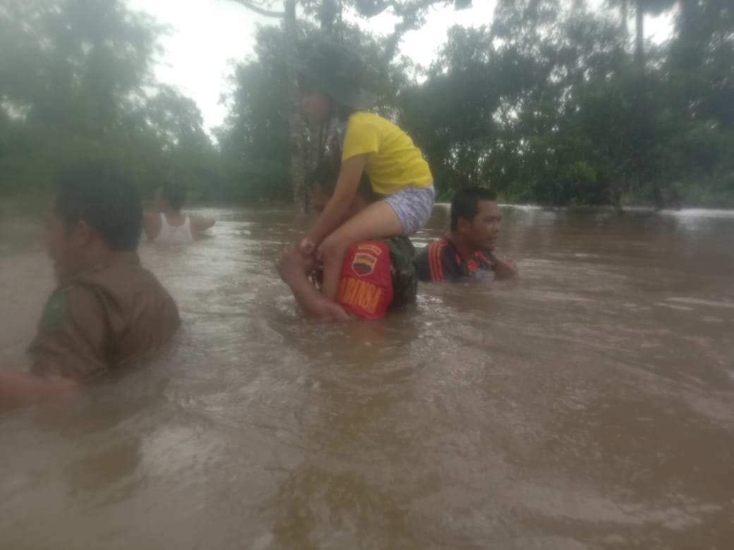 Lihat Kegigihan Babinsa ini, Saat Menyelamatkan Anak yang Terjebak Banjir Desa Sebadai Hulu! Lihat Kegigihan Babinsa ini, Saat Menyelamatkan Anak yang Terjebak Banjir Desa Sebadai Hulu!