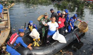 Peringati HPSN Dit Polairud Polda Kepri Tanam Ribuan Pohon dan Membersihkan Sampah di Sungai Bengkong Peringati HPSN Dit Polairud Polda Kepri Tanam Ribuan Pohon dan Membersihkan Sampah di Sungai Bengkong
