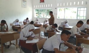 Kepala Sekolah Tinjau Pelaksanaan US Berbasis Android di SMAN 1 Bintan Pesisir