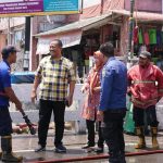Wakil Walikota Pariaman pantau Penyiraman Debu di Jalan Pasar Pariaman