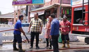 Wakil Walikota Pariaman pantau Penyiraman Debu di Jalan Pasar Pariaman