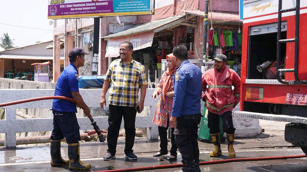 Wakil Walikota Pariaman pantau Penyiraman Debu di Jalan Pasar Pariaman