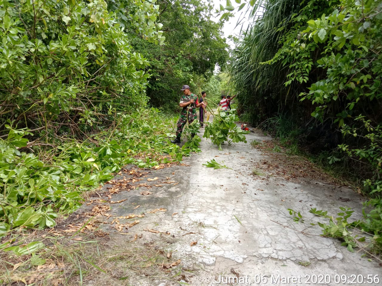 Sertu Saroji, Bersama Warga Desa Terayak Goro Bersihkan Jalan
