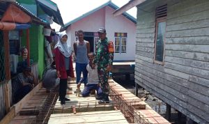 Bersama Pendamping Desa, Serda Yusrial Pantau Langsung Pembangunan Proyek Desa Air Ringau