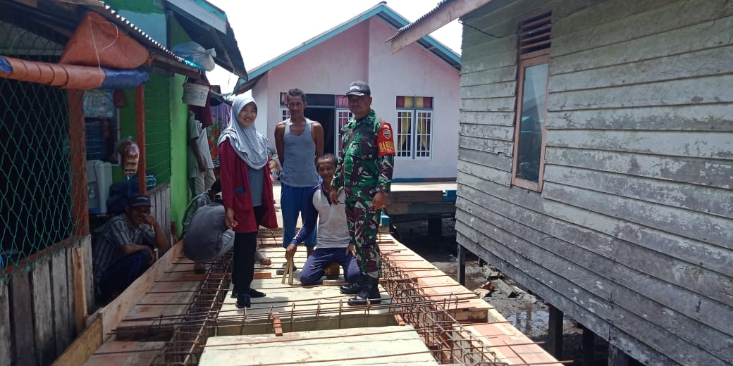 Bersama Pendamping Desa, Serda Yusrial Pantau Langsung Pembangunan Proyek Desa Air Ringau