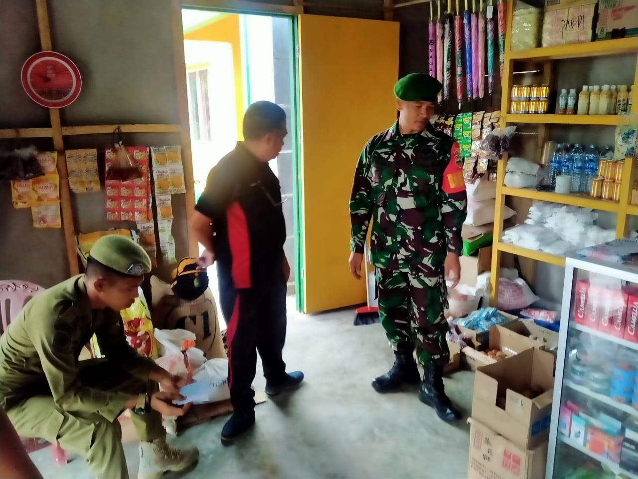 Sertu Saroji Bersama Satgas Covid-19, Pantau Ketersediaan Sembako di Kecamatan Subi Sertu Saroji Bersama Satgas Covid-19, Pantau Ketersediaan Sembako di Kecamatan Subi