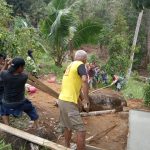 Serda Yusrial Kembali Goro, Bersihkan Jalan Menuju TPU Desa Arung Ayam