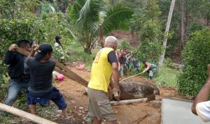 Serda Yusrial Kembali Goro, Bersihkan Jalan Menuju TPU Desa Arung Ayam