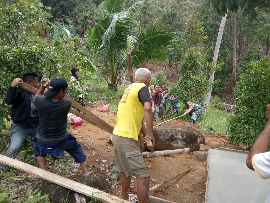 Serda Yusrial Kembali Goro, Bersihkan Jalan Menuju TPU Desa Arung Ayam