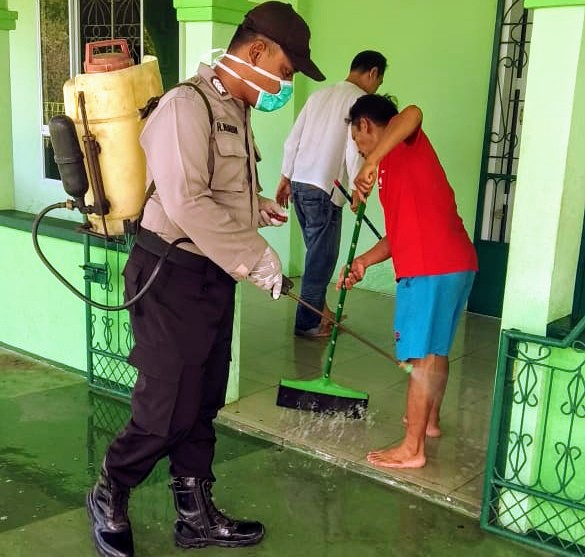 Pengurus Masjid Al – Amin dan Bhabinkamtibmas Kel. Kp Bulang Adakan Gotong royong Cegah Virus Corona Covid-19