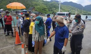 Ketua Komisi I DPRD Natuna, Pantau Langsung Upaya Pencegahan Penyebaran Covid-19 di Pelabuhan Selat Lampa