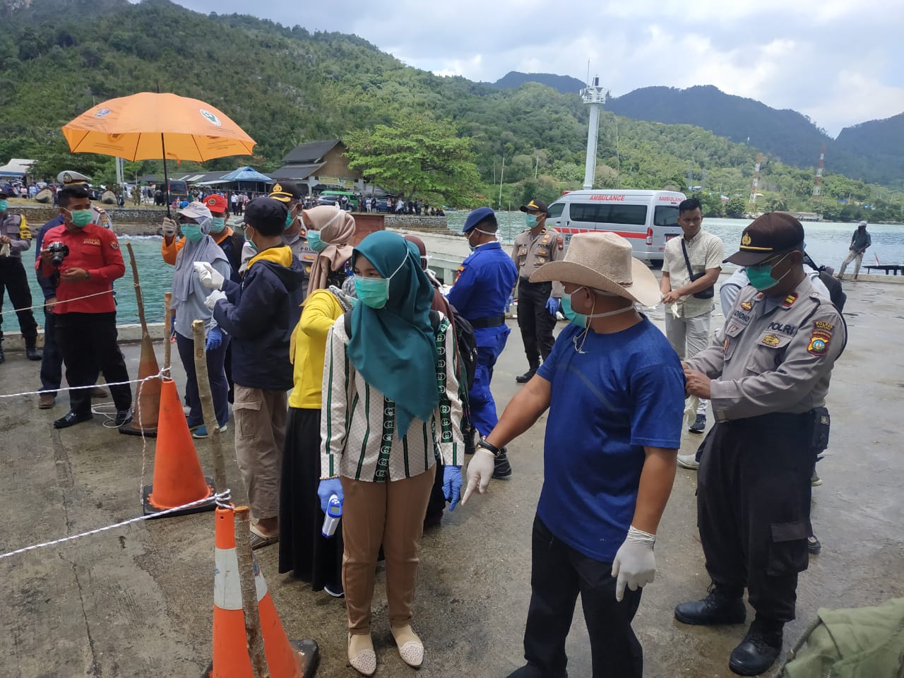 Ketua Komisi I DPRD Natuna, Pantau Langsung Upaya Pencegahan Penyebaran Covid-19 di Pelabuhan Selat Lampa