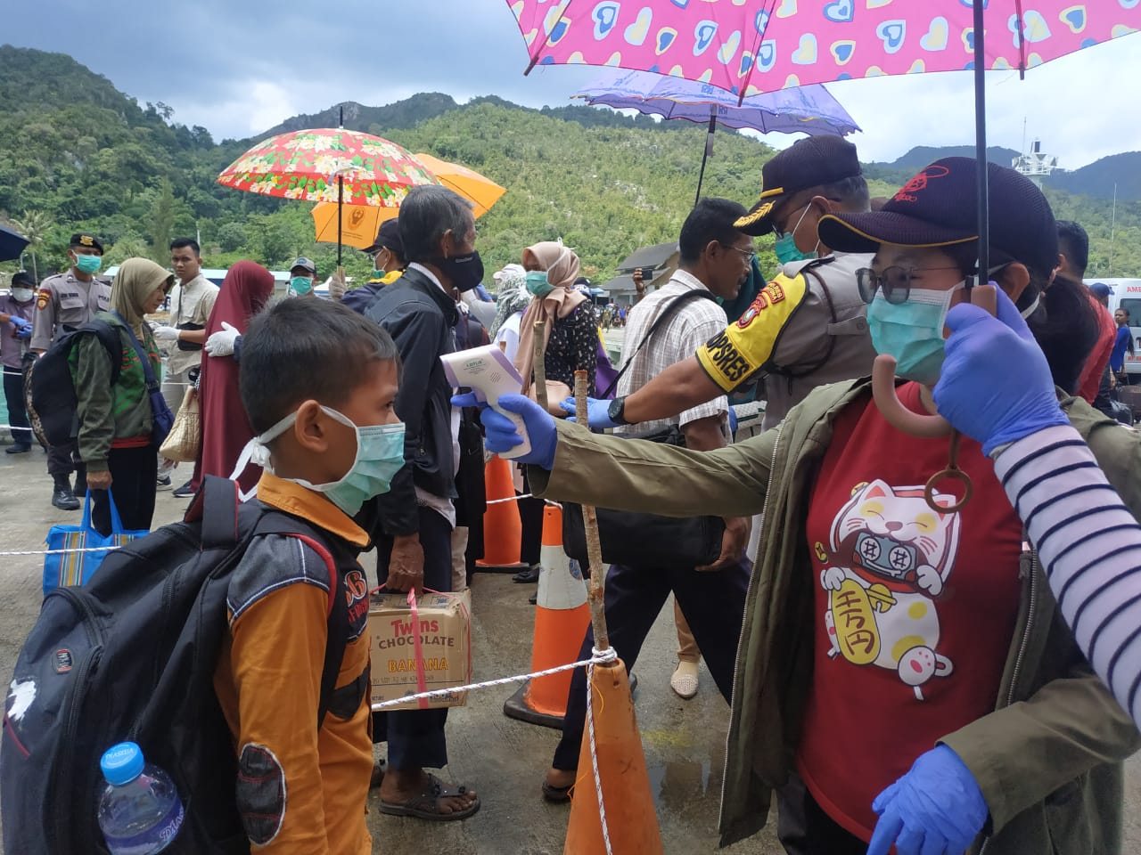 Upaya Pencegahan Covid-19 Terus di Lakukan, 400 Penumpang KM. Bukit Raya, di Cek Suhu Tubuh Upaya Pencegahan Covid-19 Terus di Lakukan, 400 Penumpang KM. Bukit Raya, di Cek Suhu Tubuh