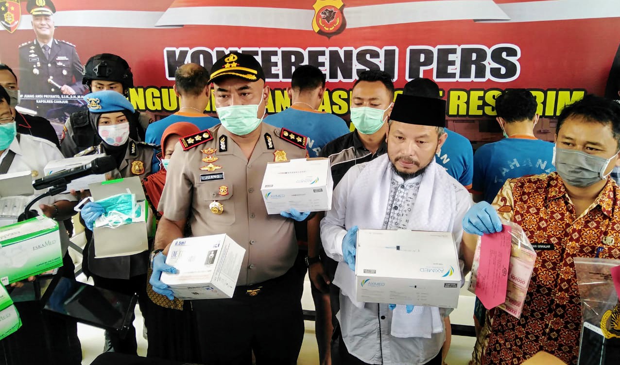 Polres Cianjur Polda Jabar Ungkap Kasus Pencurian Masker di RSUD Pagelaran Polres Cianjur Polda Jabar Ungkap Kasus Pencurian Masker di RSUD Pagelaran