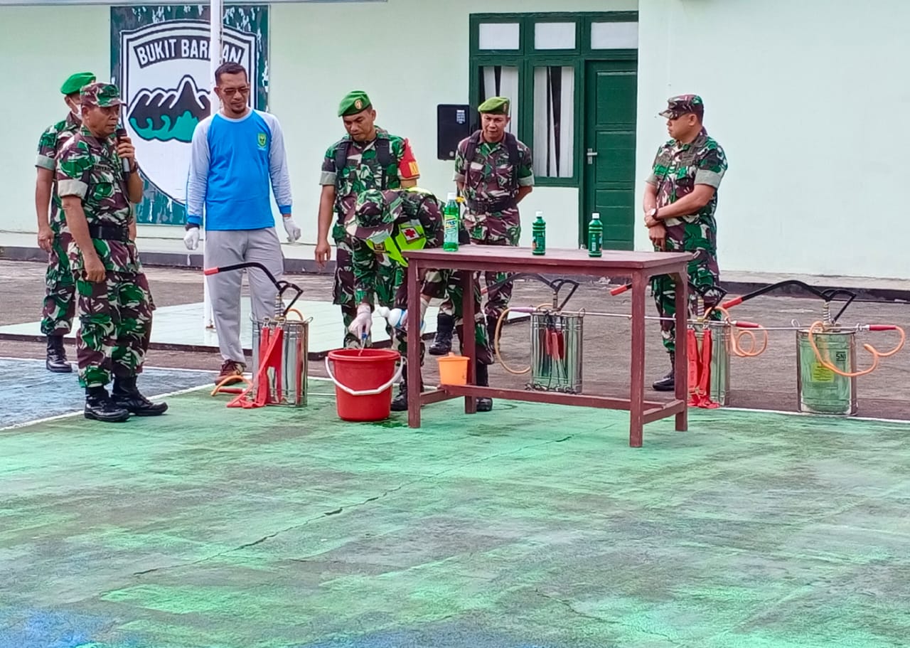 Sosialisasikan Cara Pembuatan Disinfektan, Kodim 0318/Natuna Semprot Tempat-Tempat Umum Sosialisasikan Cara Pembuatan Disinfektan, Kodim 0318/Natuna Semprot Tempat-Tempat Umum
