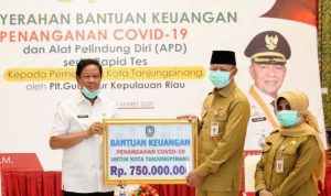 Walikota Terima Bantuan Dana dan APD dari Gubernur