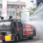 Polda Kepri dan Polres/ta Lakukan Penyemprotan Desinfektan Secara Serentak Polda Kepri dan Polres/ta Lakukan Penyemprotan Desinfektan Secara Serentak