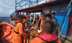 Kecelakaan Saat Kerja, Seorang Nelayan Asal Jawa di Evakuasi Tim SAR Gabungan Kecelakaan Saat Kerja, Seorang Nelayan Asal Jawa di Evakuasi Tim SAR Gabungan