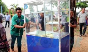 Temui Pedagang Kecil KCW, Bupati Bintan Serahkan Gerobak