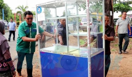 Temui Pedagang Kecil KCW, Bupati Bintan Serahkan Gerobak