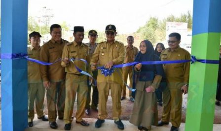 Apri Resmikan Kios Bagi Kelompok Binaan BUMDes Kelong