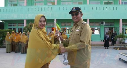 Jadi Pembina Upacara, Apri Sampaikan Pendidikan Karakter dan Jam Malam Pelajar Jadi Pembina Upacara, Apri Sampaikan Pendidikan Karakter dan Jam Malam Pelajar