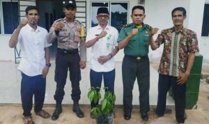 Tunjukkan Sinergitas TNI/Polri Bersama Desa Teluk Gelar Penghijauan