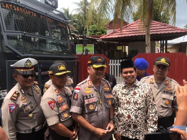 Musim Kemarau, Polres Lingga Bersama BPBD Bagikan Air Bersih Kepada Masyarakat Kabupaten Lingga Musim Kemarau, Polres Lingga Bersama BPBD Bagikan Air Bersih Kepada Masyarakat Kabupaten Lingga