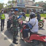 Bersinergi dengan TNI, Sat Lantas Polres Tanjungpinang Kembali Bagikan Ratusan Hand Sanitizer Untuk Pengendara
