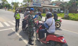 Bersinergi dengan TNI, Sat Lantas Polres Tanjungpinang Kembali Bagikan Ratusan Hand Sanitizer Untuk Pengendara