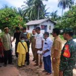 Sinergitas Cegah Covid-19, Kecamatan Lingga Timur Bersama TNI-POLRI Serta Puskesmas Sungai Pinang Sosialisasikan Maklumat Kapolri Dan Bagikan Masker Kepada Masyarakat