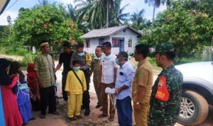 Sinergitas Cegah Covid-19, Kecamatan Lingga Timur Bersama TNI-POLRI Serta Puskesmas Sungai Pinang Sosialisasikan Maklumat Kapolri Dan Bagikan Masker Kepada Masyarakat