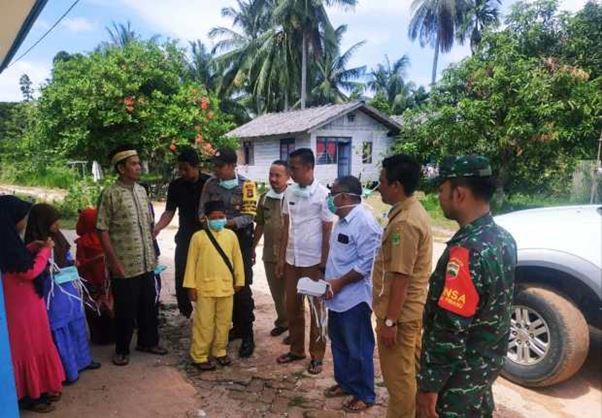 Sinergitas Cegah Covid-19, Kecamatan Lingga Timur Bersama TNI-POLRI Serta Puskesmas Sungai Pinang Sosialisasikan Maklumat Kapolri Dan Bagikan Masker Kepada Masyarakat
