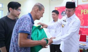 Jelang Imlek, Walikota Serahkan Paket Sembako kepada RT dan RW