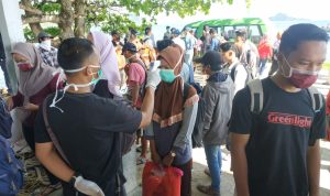 Satgas Covid-19 Natuna, Kembali Periksa Penumpang Kapal di Pelabuhan Selat Lampa