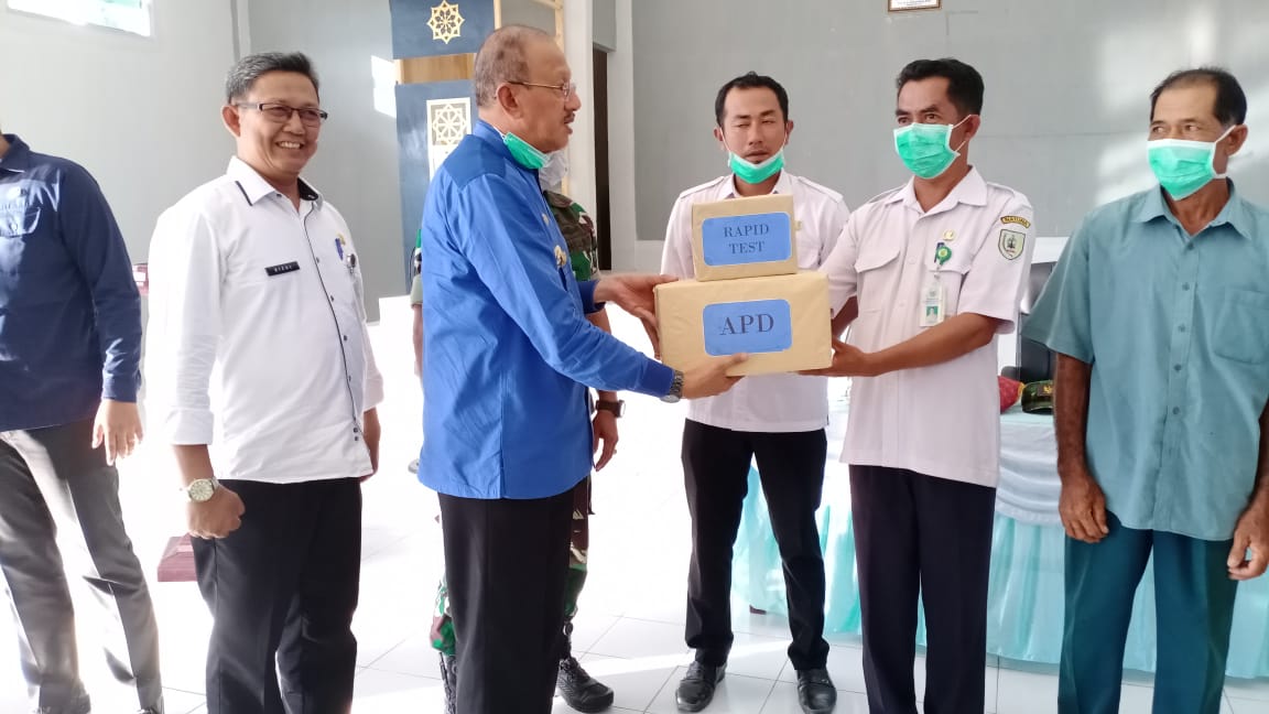 Hadapi Wabah Covid-19, Bupati Natuna Serahkan Bantuan APD dan Sembako di Tiga Kecamatan