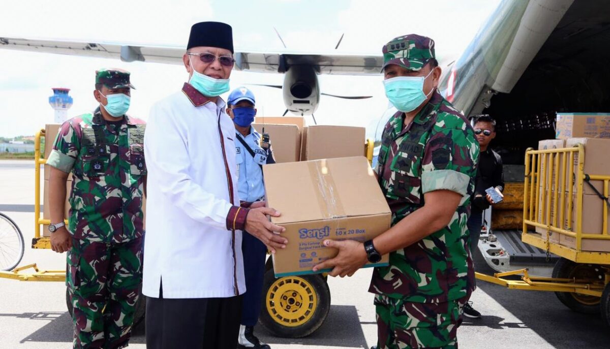 Syahrul Jemput Bantuan APD dan Masker Dari Mabes TNI di Bandara RHF
