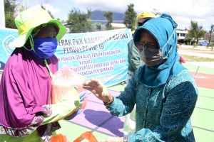 TP PKK Natuna Serahkan Bantuan Peduli Covid-19 Kepada Tukang Ojek dan Petugas Taman TP PKK Natuna Serahkan Bantuan Peduli Covid-19 Kepada Tukang Ojek dan Petugas Taman